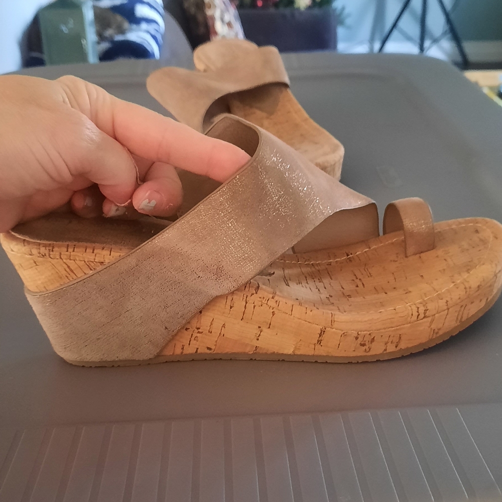 Donald j pliner genuine suede sandals size 9